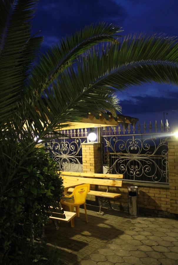 אורקי Hotel George מראה חיצוני תמונה